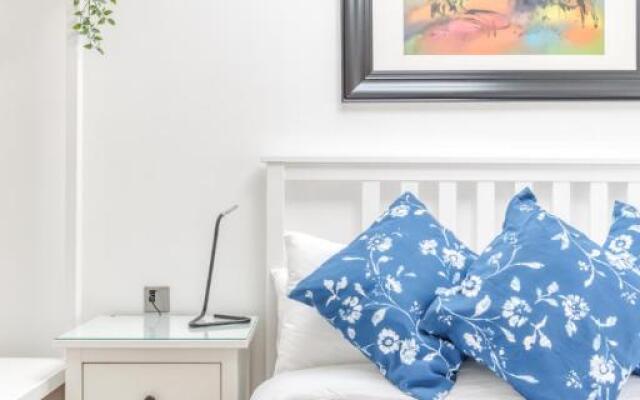 Central Bright 3 Bed Flat with Pool & Parking