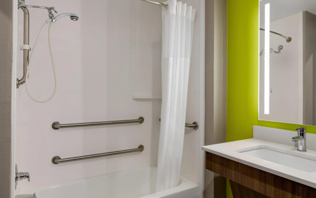 La Quinta Inn & Suites by Wyndham Shawnee