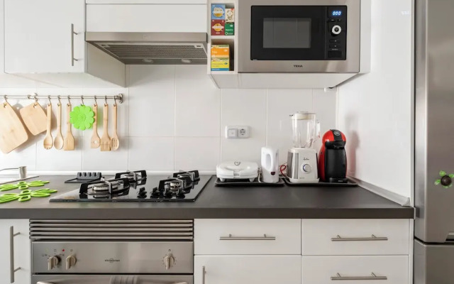 Madrid center room just 3 metro stops