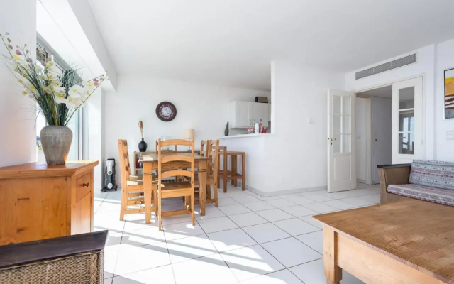 Bright two Bedroomed Apartment on the Beach in Cannes With Huge Terrace With Fabulous sea Views - 2001 - Apartment in Cannes - Photo 3