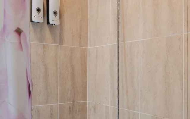 6-bed House - Sleeps 13 - Families & Contractors