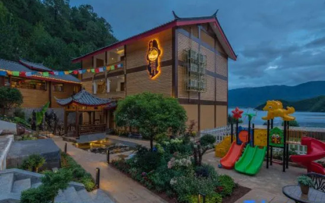 Lugu Lake Lakeside Dream · Hillside Lakeview Boutique Hotel