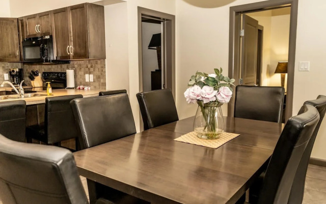 Bright Corner Apartment w/ Lake View #418