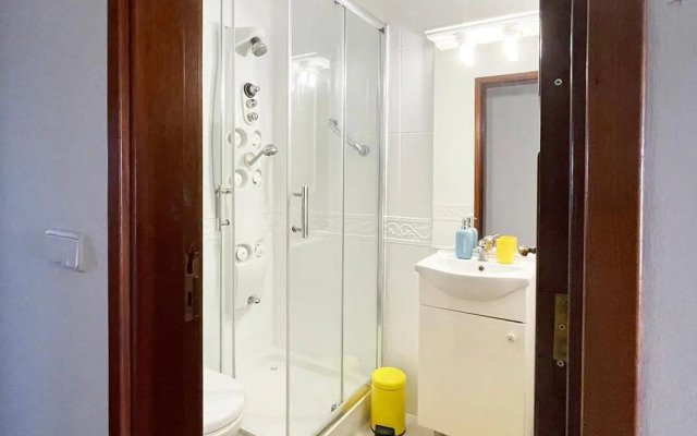 Yellow House Aveiro Free Netflix and garage