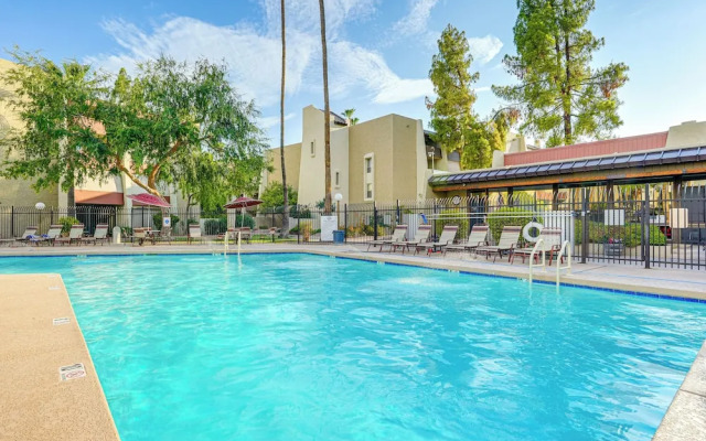 Walkable Scottsdale Condo w/ Pool Access!