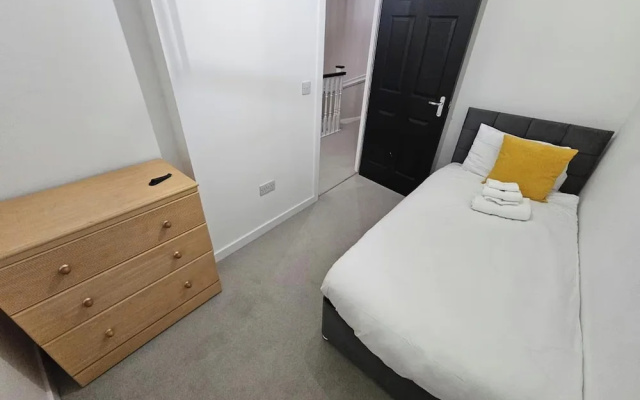 Charming 3 Bed Home in Stepps, Glasgow - Garden & Patio