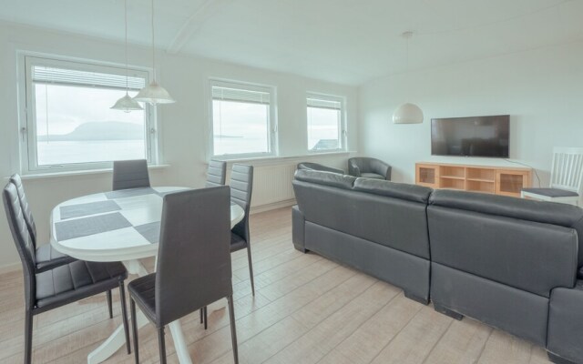 Sea View Apt / Central / Spacious / Free Parking