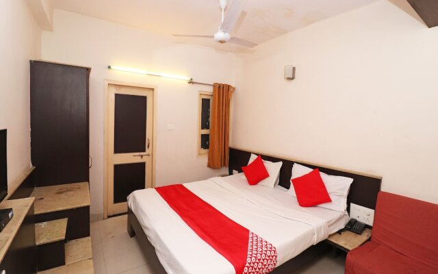 Oyo 28796 Hotel Rajhans