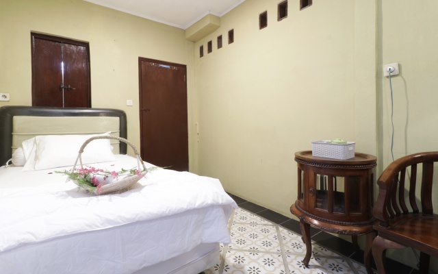 NILA HOUSE, Sharia Family Home Stay by ZUZU – Guest Rooms – Jakarta