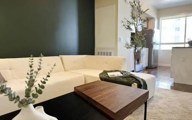 Stylish Retreat W Pool GYM Parking 10min to Cedars