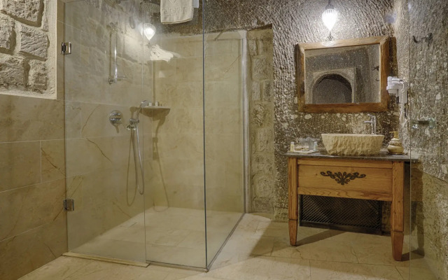 Hera Cave Suites