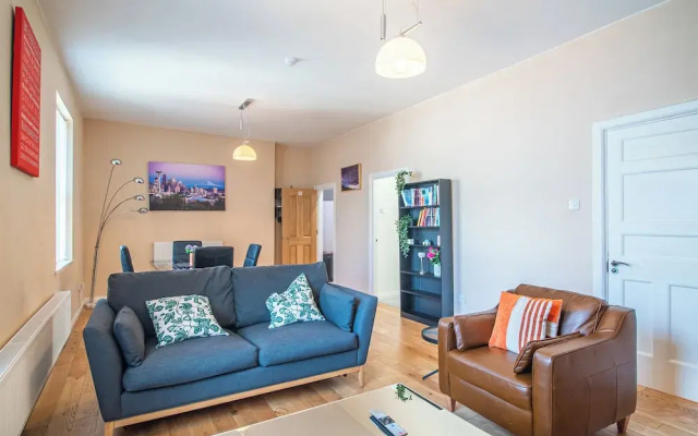 Stylish & Spacious Apartment With Private Balcony
