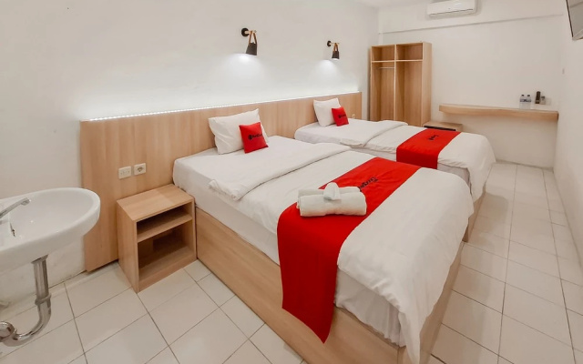 RedDoorz at Grand Mirza Near Pasar Grosir Batik Setono Pekalongan – Guest Rooms – Pekalongan