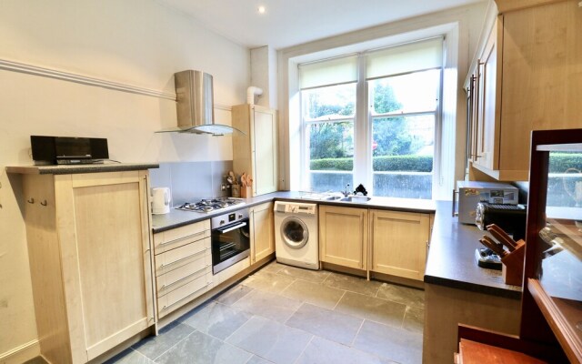 Period Deco flat in west end