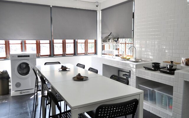 Beyond Bangkok Guesthouse - Hostel