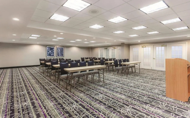 La Quinta Inn and Suites by Wyndham Univ Area Chapel Hill