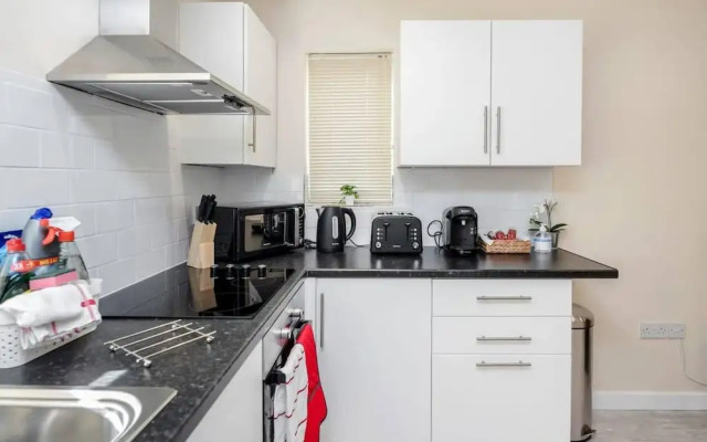 Cosy 2BR Maisonette Near Hospital & Stations