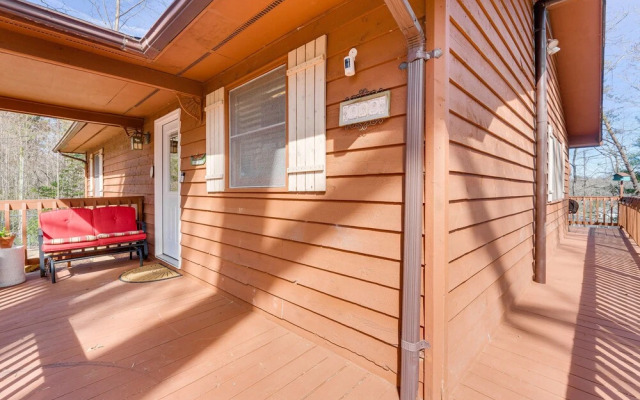 Pet-friendly Hiawassee Cabin w/ Lake Views & Sauna