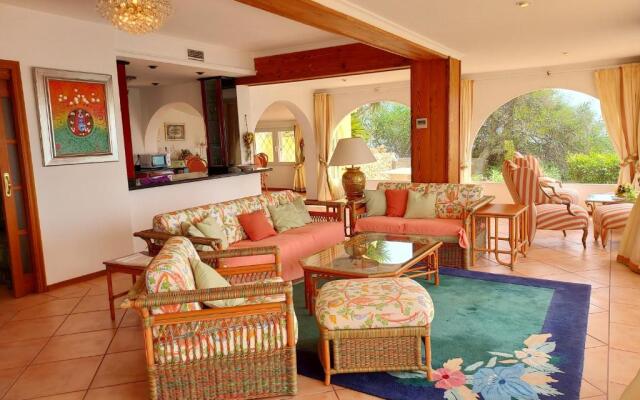 1. Meeresline Villa mit privat Pool