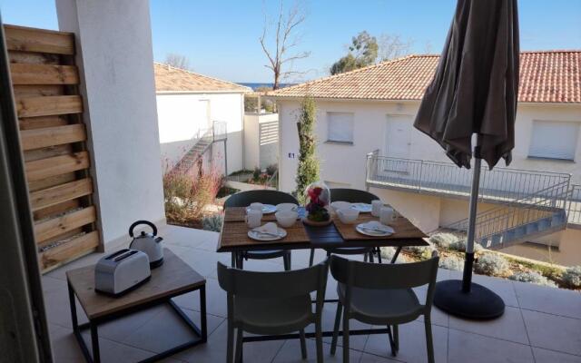 BRAVONE 61- T2- Pieds dans l'eau-Piscine chauffée dans résidence- clim