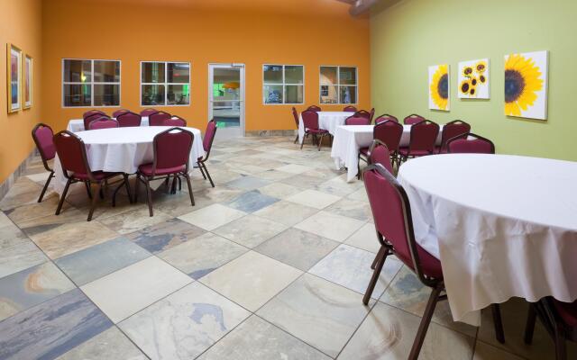 Holiday Inn Detroit Lakes by IHG