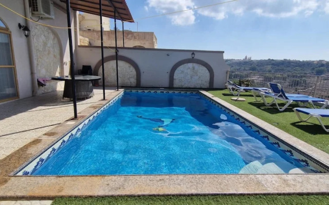 Modern 4-bed Home in Ix-xaghra, Valley View Pool