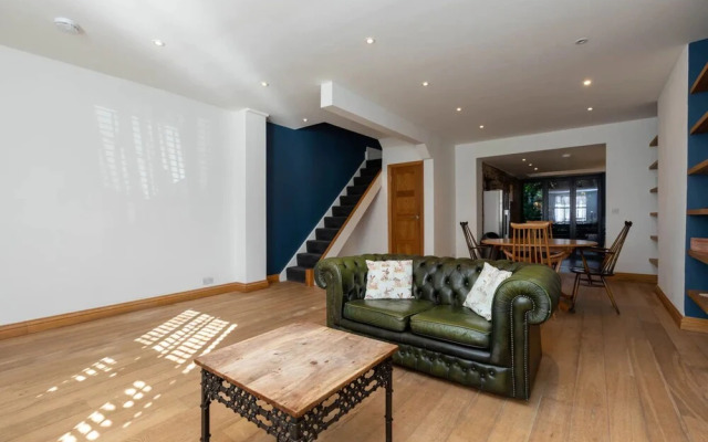 Charming 2 Bedroom House in Angel