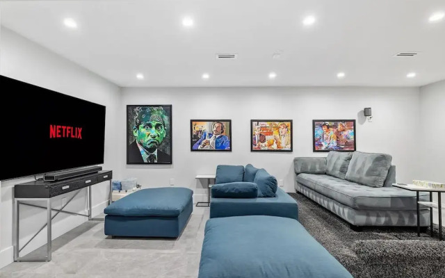 Luxury Clarendon 4-BR Homestay - McVeigh