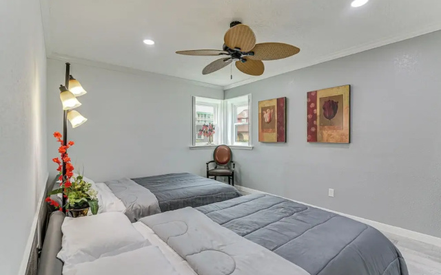 ~ 2 Blocks to Beach: Galveston Group Getaway!