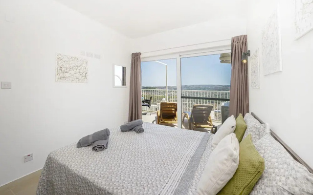 Summer Breeze with Panoramic terrace by Getaways Malta