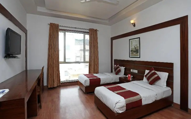 OYO 4258 Hari's Court Inns & Hotels