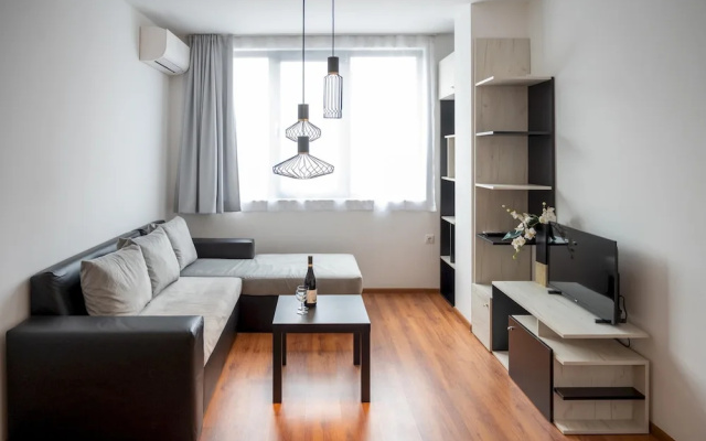 Sunny 1bdr Apartment Near Center