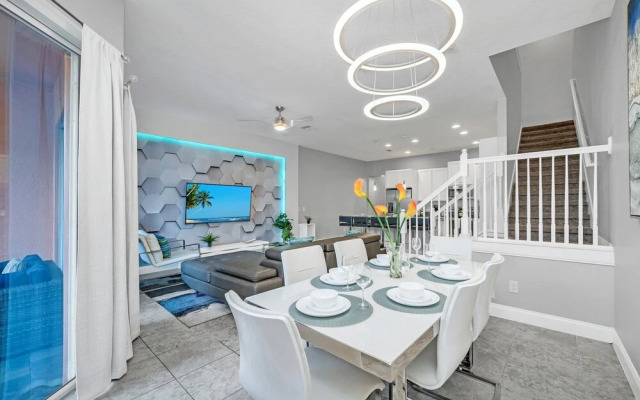 Vibrant Townhome w Private Pool, near Disney