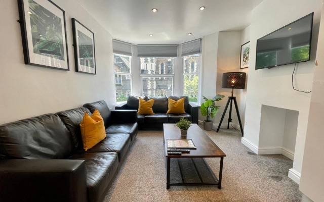 6 Person, 4 Bedroom Light, Warm & Modern Apartment