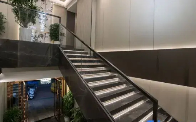 Yilong Max Business Hotel