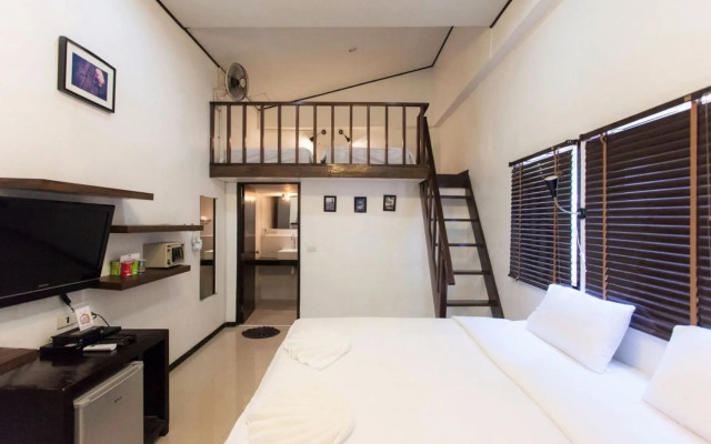 The Reef Hotel & Studios