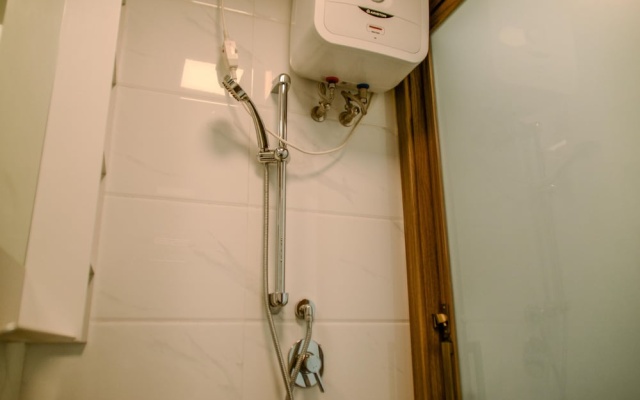 Comfortable Studio With Pool View At Sky House Bsd Apartment – Bathroom – Legok