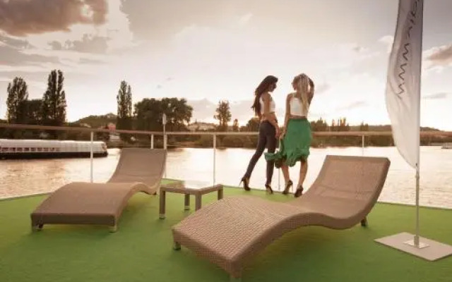 VIPliving Houseboat