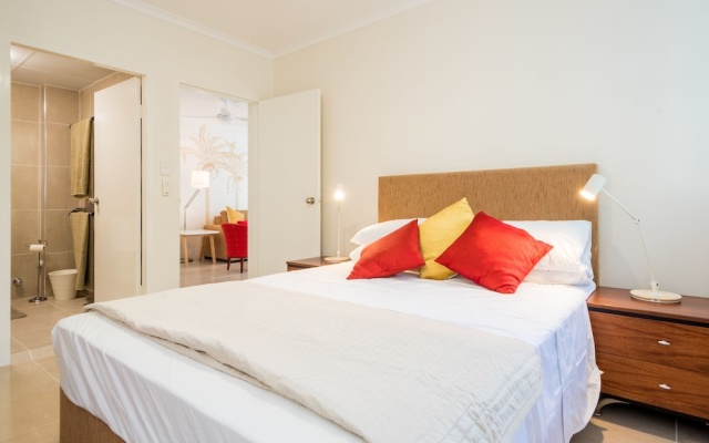 Private G/F 1 bedroom Carlton Apartment Cross the Road to Beach – Guest Rooms – Gold Coast