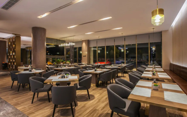 Echarm Plus Hotel (Wuhan Donghu College Dahualing Subway Station)