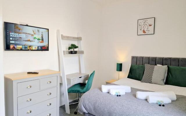 Burnley Terraced House by Bevolve - Free Parking