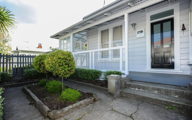 Puriri Downtown Villa - Napier Holiday Home
