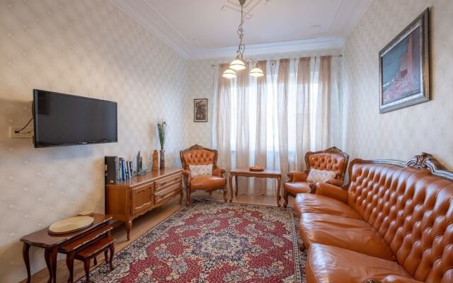 FM Deluxe 2-BDR Apartment - Artilcious