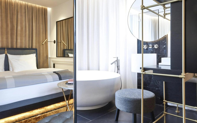 Roomers Munich, Autograph Collection