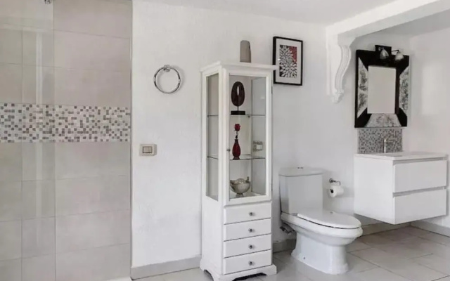 3 Bed Villa - Sleeps 6 - Pool - Hottub- Parking