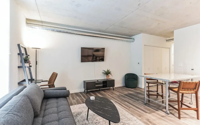 Sleek DT Cleveland Apt at City Club