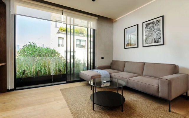 w Deluxe 1BR With Elegant Balcony in Roma Nte