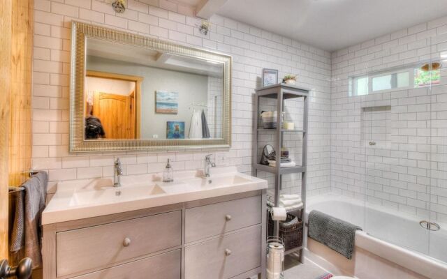 Foursome  2 Bedroom Cabin by RedAwning