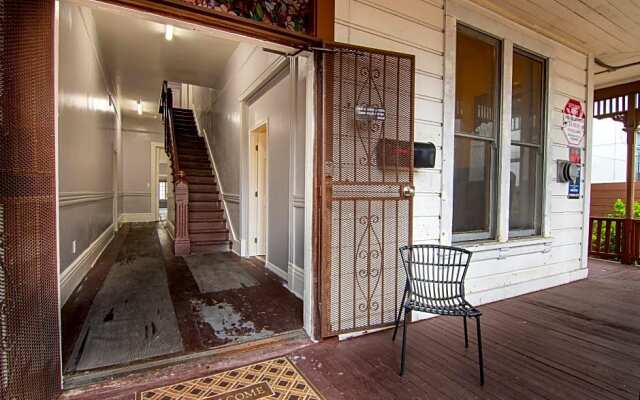 Mariachi Plaza Hotel