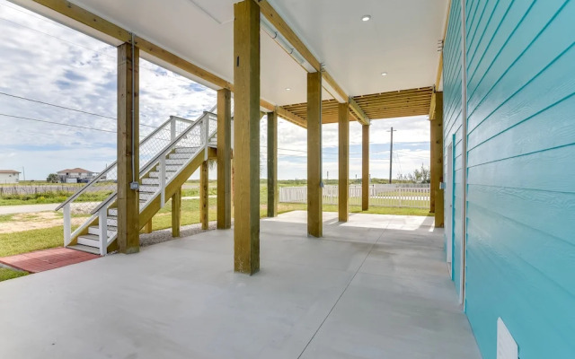 Steps to Beach: Vibrant House in Galveston!